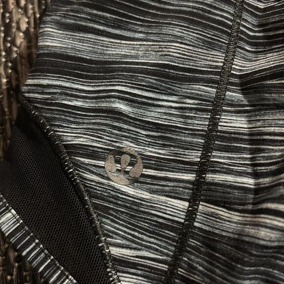 Lululemon Hotty Hot Short II (2.5") - Picture 3 of 8